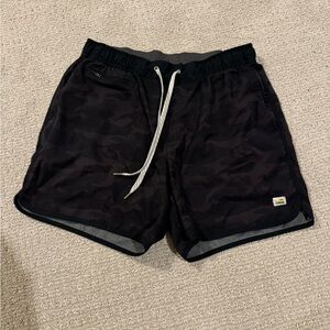 Vuori Men’s 5” medium banks short, black camo